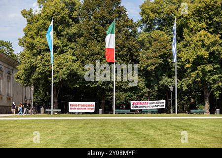 München, Deutschland. September 2024. Hunderte versammelten sich am 1,9.2024, dem 85. Jahrestag der Invasion Deutschlands in Polen und damit des Beginns des Zweiten Weltkriegs, um gegen Aufrüstung und Militarisierung zu protestieren und den Opfern des Nazi-Faschismus bei der von der Münchner Friedensallianz und Verdi organisierten Kundgebung zu gedenken. (Foto: Alexander Pohl/SIPA USA) Credit: SIPA USA/Alamy Live News Stockfoto