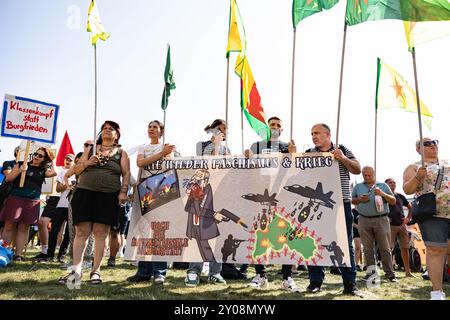 München, Deutschland. September 2024. Hunderte versammelten sich am 1,9.2024, dem 85. Jahrestag der Invasion Deutschlands in Polen und damit des Beginns des Zweiten Weltkriegs, um gegen Aufrüstung und Militarisierung zu protestieren und den Opfern des Nazi-Faschismus bei der von der Münchner Friedensallianz und Verdi organisierten Kundgebung zu gedenken. (Foto: Alexander Pohl/SIPA USA) Credit: SIPA USA/Alamy Live News Stockfoto