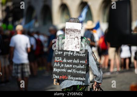 München, Deutschland. September 2024. Tausende versammelten sich am 1. September 2024, dem 85. Jahrestag der Invasion Deutschlands in Polen und damit dem Beginn des Zweiten Weltkriegs, um an der Demonstration teilzunehmen, die von der Verschwörungsideologie München veranstaltet wurde. Nach eigenen Aussagen fordern sie unter anderem ein Ende der Sanktionen gegen Russland, keinen Einsatz von Mittelstreckenraketen und keine Waffenlieferungen. (Foto: Alexander Pohl/SIPA USA) Credit: SIPA USA/Alamy Live News Stockfoto