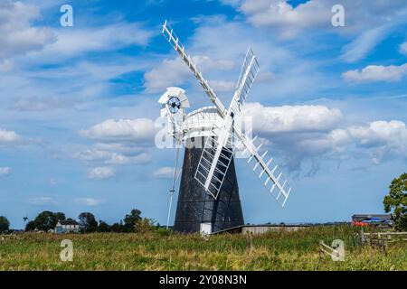 Halvergate Windmill im Norfolk Broads National Park in Großbritannien in landschaftlicher Ausrichtung Stockfoto