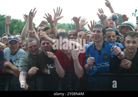 Fans von Oasis beim Konzert der Band im Finsbury Park, London, 6. Juli 2002. Stockfoto