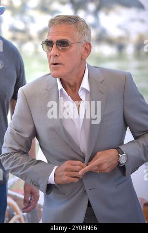 Venedig, Italien. September 2024. VENEDIG, ITALIEN – 01. SEPTEMBER 2024: George Clooney und Brad Pitt werden beim 81. Internationalen Filmfestival in Venedig am 1. September 2011 in Venedig gesehen. (Foto: Stephane Cardinale Credit: dpa/Alamy Live News Stockfoto