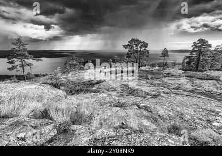 Regenschauer über dem Bottnischen Golf, Skuleskogen-Nationalpark, Hoega Kusten-Weltkulturerbe, Vaesternorrland, Schweden, Juli 2012, Europa Stockfoto