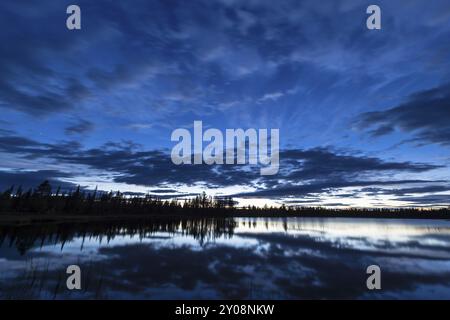 Abendstimmung an einem Waldsee, Norrbotten, Lappland, Schweden, August 2013, Europa Stockfoto