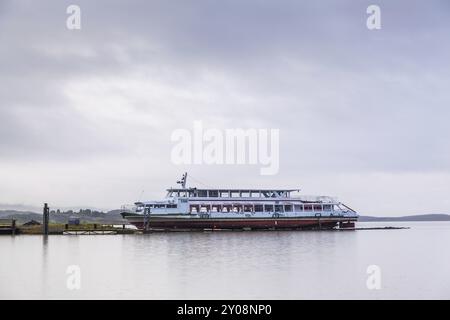 Die alte Flussfähre steht am Ufer des Lagarfljot-Sees auf Island Stockfoto