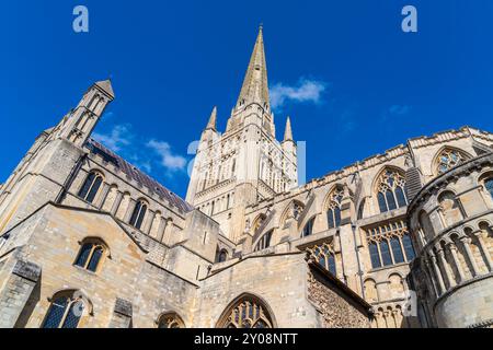 Blick auf die Kathedrale von Norwich von der Straße in landschaftlicher Ausrichtung Stockfoto