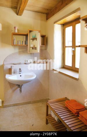 Bad am Lehmhof Lindig, anerkanntes Erholungszentrum mit Barnyard Cafe, ökologisches Bauen, Tontherapie, Formen mit Ton, Tonspielplatz, Ton tr Stockfoto