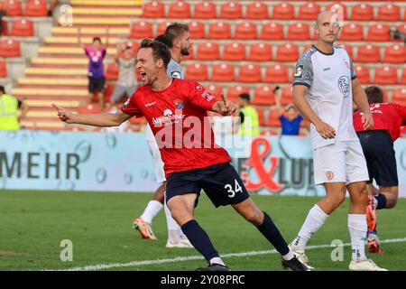 Jubel zum Tor zum 2:0 durch Tim Knipping (SpVgg Unterhaching, 34), SpVgg Unterhaching vs. Rot-Weiss Essen, Fussball, 3. Liga, 4. Spieltag, Saison 24/25, 01.09.2024, DFL-VORSCHRIFTEN VERBIETEN JEDE VERWENDUNG VON FOTOGRAFIEN ALS BILDSEQUENZEN, Foto: Eibner-Pressefoto/Jenni Maul Stockfoto