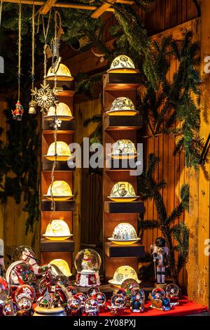 Weihnachtsmarkt am Chinesischen Turm in München, Bayern, Deutschland in Europa Stockfoto