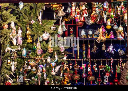 Weihnachtsmarkt am Chinesischen Turm in München, Bayern, Deutschland in Europa Stockfoto
