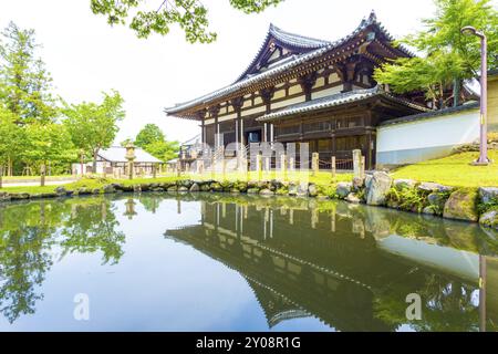 Eingang des Sangatsu-do Hall, spiegelt sich in der vorderen Teich an einem sonnigen Morgen im Todai-ji-Tempel in Nara, Japan. Horizontale Stockfoto