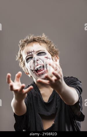 Halloween oder Horror-Konzept, schreiender, toter Zombie-Junge, der die Hand reicht Stockfoto