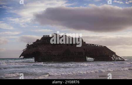 Ein Schiffswrack liegt am Strand Stockfoto