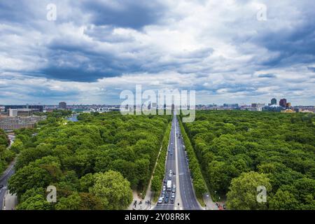 Straße, die durch den großen Tiergarten in Berlin führt Stockfoto