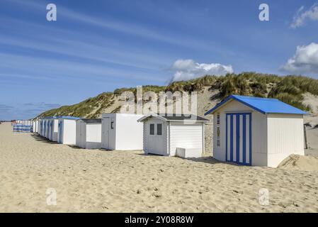 Texel, Niederlande. August 2021. Die Strandhäuser am Strand der Watteninsel Texel. Stockfoto