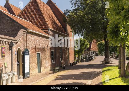 Enkhuizen, Niederlande, Juni 2022. Alte Fassaden in traditioneller Farbe im historischen Dorf Enkhuizen am Ufer der ehemaligen Zuiderzee. Das Netz Stockfoto