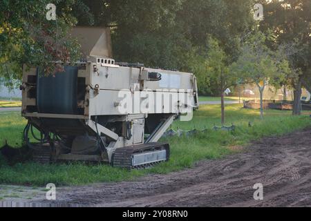 Weite Seitenansicht nahe Sonnenuntergang große Baukonstruktion Zuführfach Stapler Aggregatmaschine Ausrüstung in einer elektrischen Umspannstation temporäre Silt Fechten Stockfoto