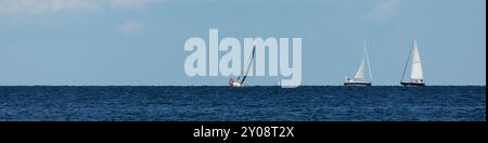 South Amboy, New Jersey - 21. August 2024: Segelboote fahren in der Raritan Bay während ihrer Mittwochabend-Rennen im Sommer 2024 Stockfoto