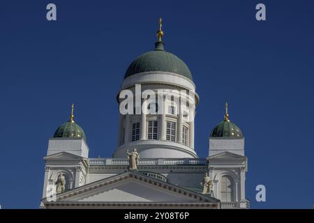 Symmetrischer Blick auf die weiße Kathedrale mit grünen Kuppeln und klarem Himmel, Helsinki, Finnland, Europa Stockfoto