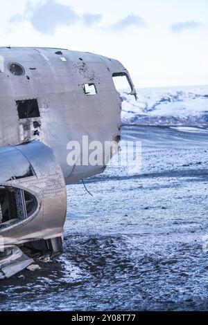 Flugzeugwrack, gekrabbeltes Flugzeug am gefrorenen Solheimasandur Strand im Winter mit Schnee in Island Stockfoto