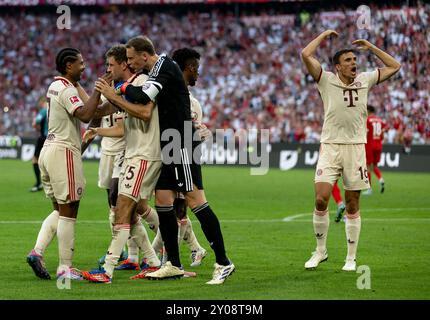 Die Bayern - darunter Serge Gnabry (FC Bayern München, #7) und Manuel neuer (Torwart, FC Bayern München, #1) bejubeln mit Thomas Müller (FC Bayern München, #25) dessen Tor zum 2:0 in seinem Rekordspiel für den FC Bayern. Rechts motviert Joao Palhinha (FC Bayern München, #16) die Fans. GER, FC Bayern München gegen SC Freiburg Fussball, Bundesliga, 2. Spieltag, Spielzeit 2024/2025, 01.09.2024. (DIE DFL-DFB-VORSCHRIFTEN VERBIETEN DIE VERWENDUNG VON FOTOS ALS BILDSEQUENZEN UND/ODER QUASI-VIDEO). Foto: Eibner-Pressefoto/Heike Feiner Stockfoto