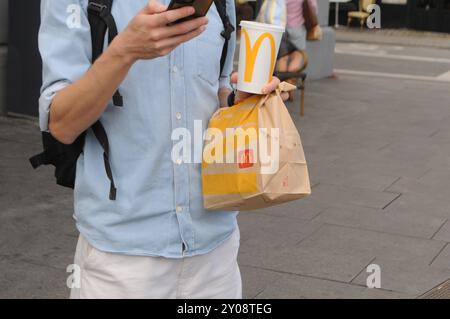 Kopenhagen/Dänemark/01 September 2024/ McDonalds McCafe in danis Hauptstadt. Foto. Bilder von Francis Joseph Dean/Dean sind nicht für kommerzielle Zwecke bestimmt Stockfoto