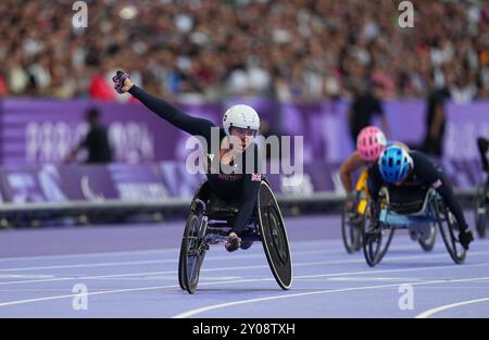 Stade de France, Paris, Frankreich. September 2024. Hannah Cockroft aus Großbritannien feiert den Goldgewinn im 100-m-T34-Finale der Frauen während der Paralympischen Spiele 2024 im Stade de France, Paris, Frankreich. Ulrik Pedersen/CSM/Alamy Live News Stockfoto