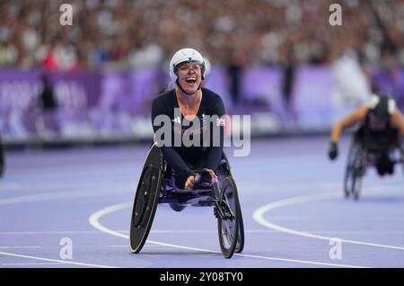 Stade de France, Paris, Frankreich. September 2024. Hannah Cockroft aus Großbritannien feiert den Goldgewinn im 100-m-T34-Finale der Frauen während der Paralympischen Spiele 2024 im Stade de France, Paris, Frankreich. Ulrik Pedersen/CSM/Alamy Live News Stockfoto