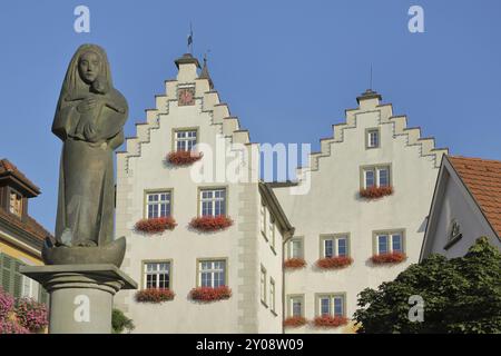 Madonnenfigur am Brunnen und historisches Torschloss mit Stufengiebel, Stadttor, Stadtturm, Skulptur, Baerenplatz, Tettnang, Bodensee Re Stockfoto