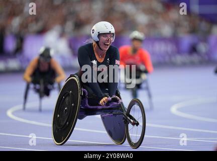 Stade de France, Paris, Frankreich. September 2024. Hannah Cockroft aus Großbritannien feiert den Goldgewinn im 100-m-T34-Finale der Frauen während der Paralympischen Spiele 2024 im Stade de France, Paris, Frankreich. Ulrik Pedersen/CSM/Alamy Live News Stockfoto