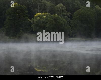 Morgennebel zieht bei Sonnenaufgang über die Saale in Thüringen Stockfoto