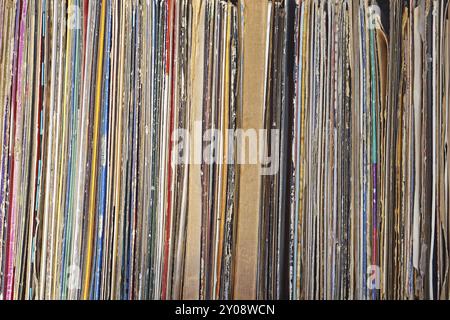 Gestapelte second hand Schallplatten auf Flohmarkt Stockfoto