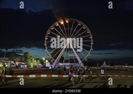 Riesenrad fängt Feuer beim Highfield Festival am Freitag, Stoermthaler See, 17.08.2024 Stockfoto