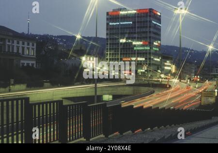 Charlottenplatz am Abend, links Stadtpalais, dann Staatsbibliothek, hinter Fernsehturm Stuttgart, Mitte der 80er Jahre, Baden-Württemberg, Deutschland, Stockfoto