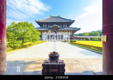 Weihrauchbrenner und Säulen im Vordergrund führen zur Vorderseite der Großen Buddha-Halle Daibutsuden am Todai-JI-Tempel an einem wunderschönen blauen Himmel Morni Stockfoto