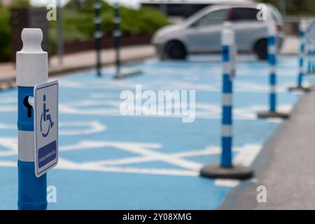 Kostenloser Parkplatz für Behinderte im Motel oder Apartment, Verkehrsmarkierungen. Stockfoto