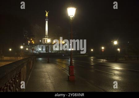 Engel des Friedens in München bei Nacht Stockfoto