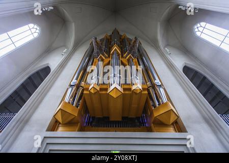 REYKJAVIK, ISLAND, 6. JULI: Innenansicht der Pfeifenorgel und architektonische Gestaltung der Hallgrimskirkja Kirche, Blick auf den Turm am 0. Juli Stockfoto