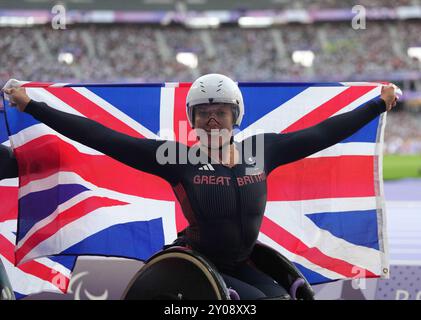 Stade de France, Paris, Frankreich. September 2024. Hannah Cockroft aus Großbritannien feiert den Goldgewinn im 100-m-T34-Finale der Frauen während der Paralympischen Spiele 2024 im Stade de France, Paris, Frankreich. Ulrik Pedersen/CSM/Alamy Live News Stockfoto