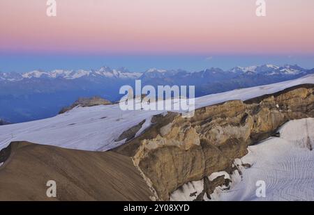 Blick von Scex Rouge, Glacier de Diablerets. Rosa Sonnenuntergang in den Schweizer Alpen Stockfoto