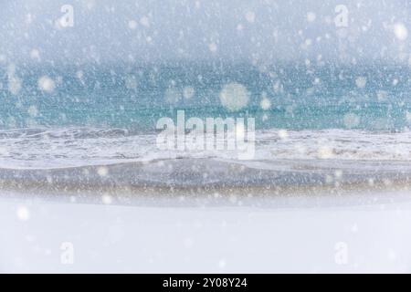 Schneefall an einem Sandstrand, Senja, Troms Fylke, Norwegen, März 2015, Europa Stockfoto