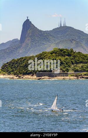 Cristo Redentor aus den Gewässern der Bucht von Guanabara in Rio de Janeiro gesehen Stockfoto