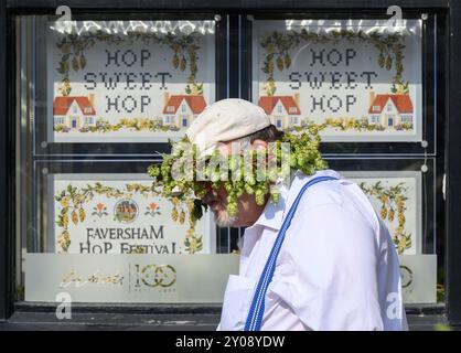 Faversham, Kent, Großbritannien. September 2024. Der zweite Tag des anuellen Faversham Hop Festivals wurde in der ganzen Stadt mit Musik, Kunsthandwerksständen und Morris-Tanz gefeiert. Ein älterer Mann, dessen Girlande abgestürzt zu sein scheint. Quelle: Phil Robinson/Alamy Live News Stockfoto