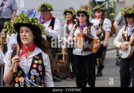 Faversham, Kent, Großbritannien. September 2024. Der zweite Tag des jährlichen Faversham Hop Festivals wird in der ganzen Stadt mit Musik, Kunsthandwerksständen und Morris-Tanz gefeiert. Mitglieder von The Dead Horse Morris und The Broom Bashers Credit: Phil Robinson/Alamy Live News Stockfoto