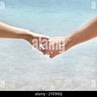 Junges Paar in Liebe Hand in Hand. Sommer Meer Hintergrund. Nahaufnahme Stockfoto