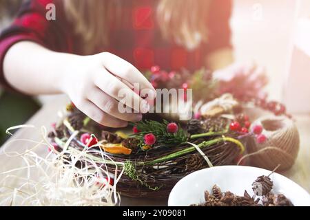 Weihnachten handgefertigte Kranz in jungen womans Hände. Winterurlaub feier Konzept Stockfoto