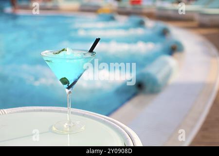 Exotische Alkohol Cocktail auf weißen Tisch am Pool Stockfoto