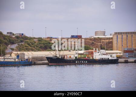 Schwarzes Frachtschiff vor Anker in einem Hafen Stockfoto