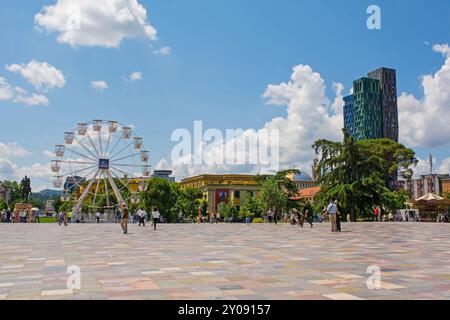 Tirana, Albanien - Mai 30 2024. Skanderbeg Square. Rechts - 4Evergreen Tower. Linkes Riesenrad Im Tirana-Auge. Mitte links - neue Kuppel der Auferstehungskathedrale Stockfoto