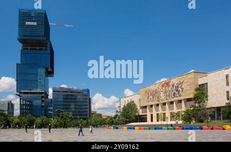 Tirana, Albanien - Mai 30 2024. Skanderbeg Square. Links - Augen des Tirana Wolkenkratzers. Rechts - National History Museum mit dem Mosaikgemälde der Albaner Stockfoto